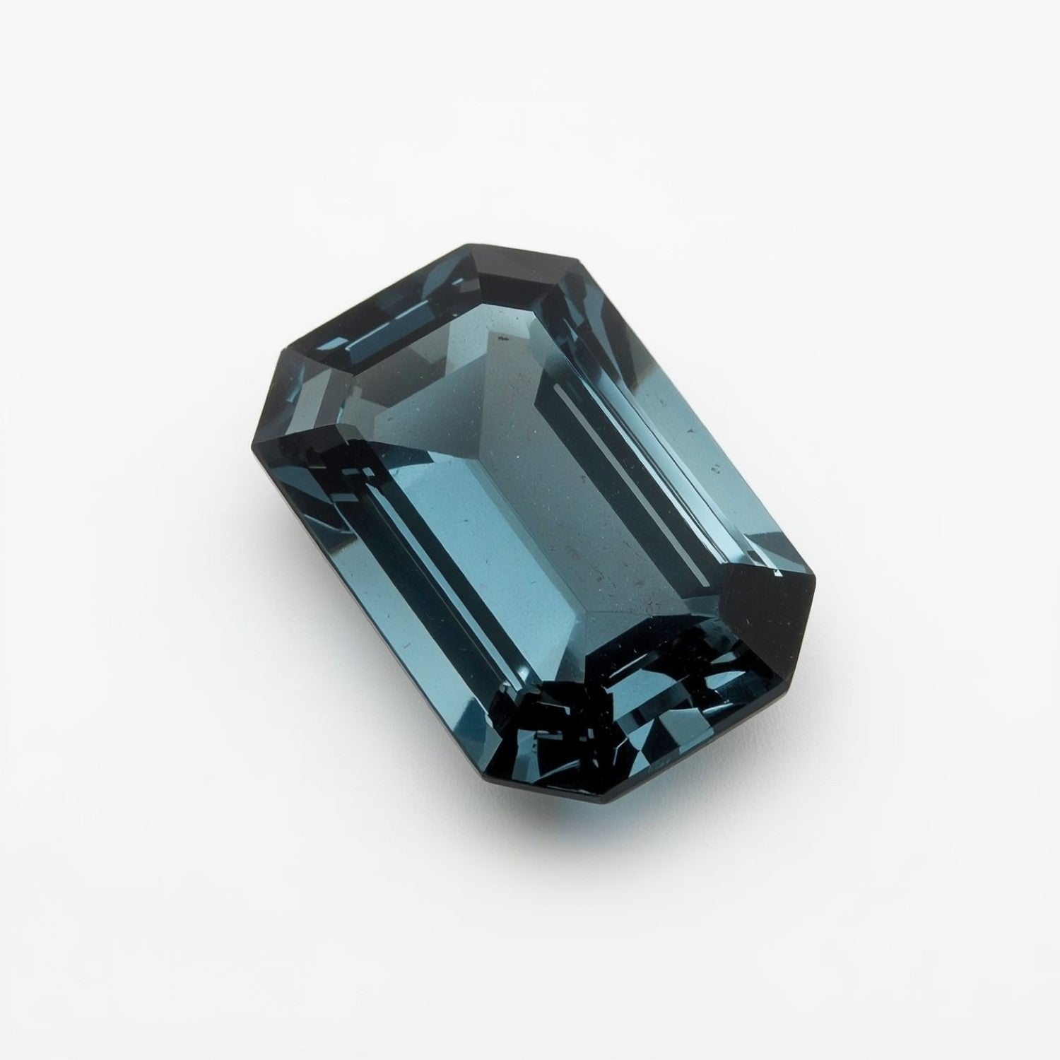 Schweizer Blautopas, 1 Stück, winziger 4 x 6 mm Smaragd, facettiert, blau, prächtige Halbedelsteine