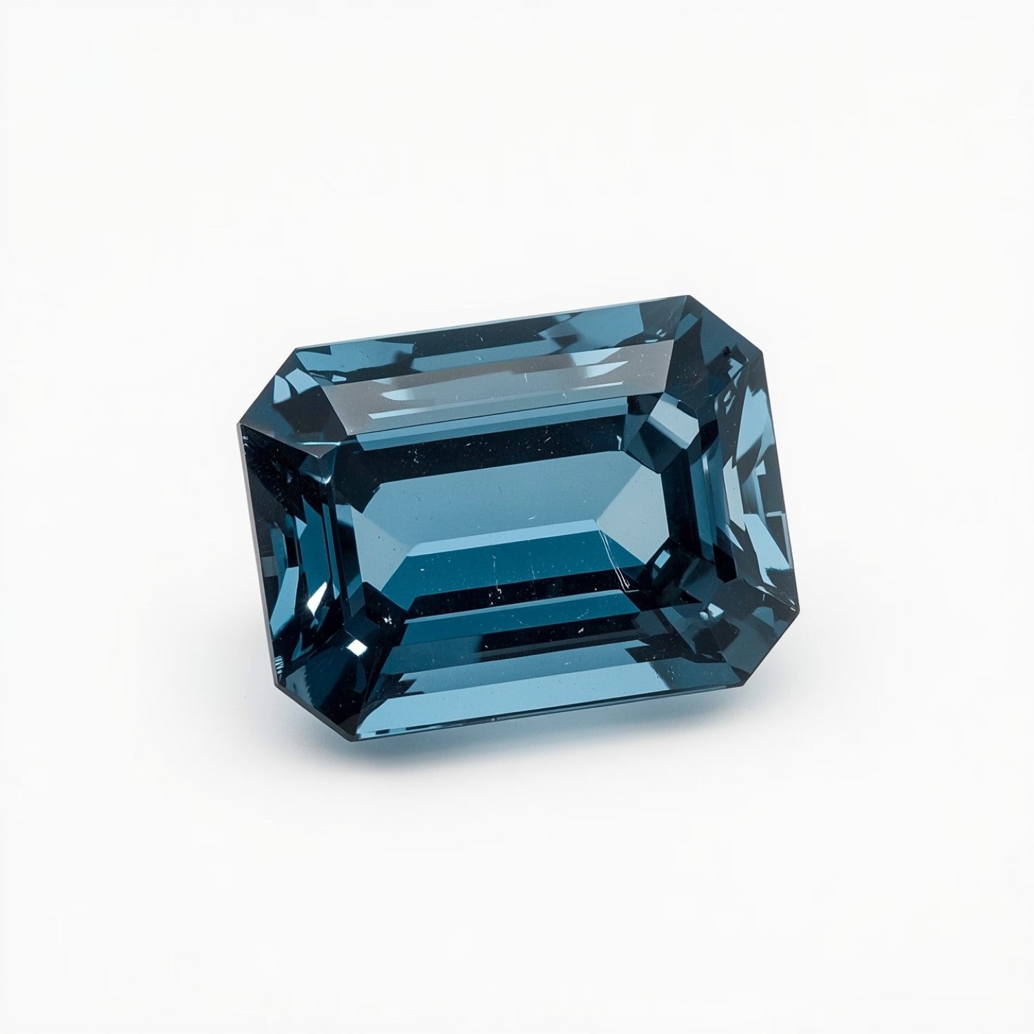 Schweizer Blautopas, 1 Stück, klein, 7 x 9 mm, facettiert, blau, feine Halbedelsteine Zweitbild