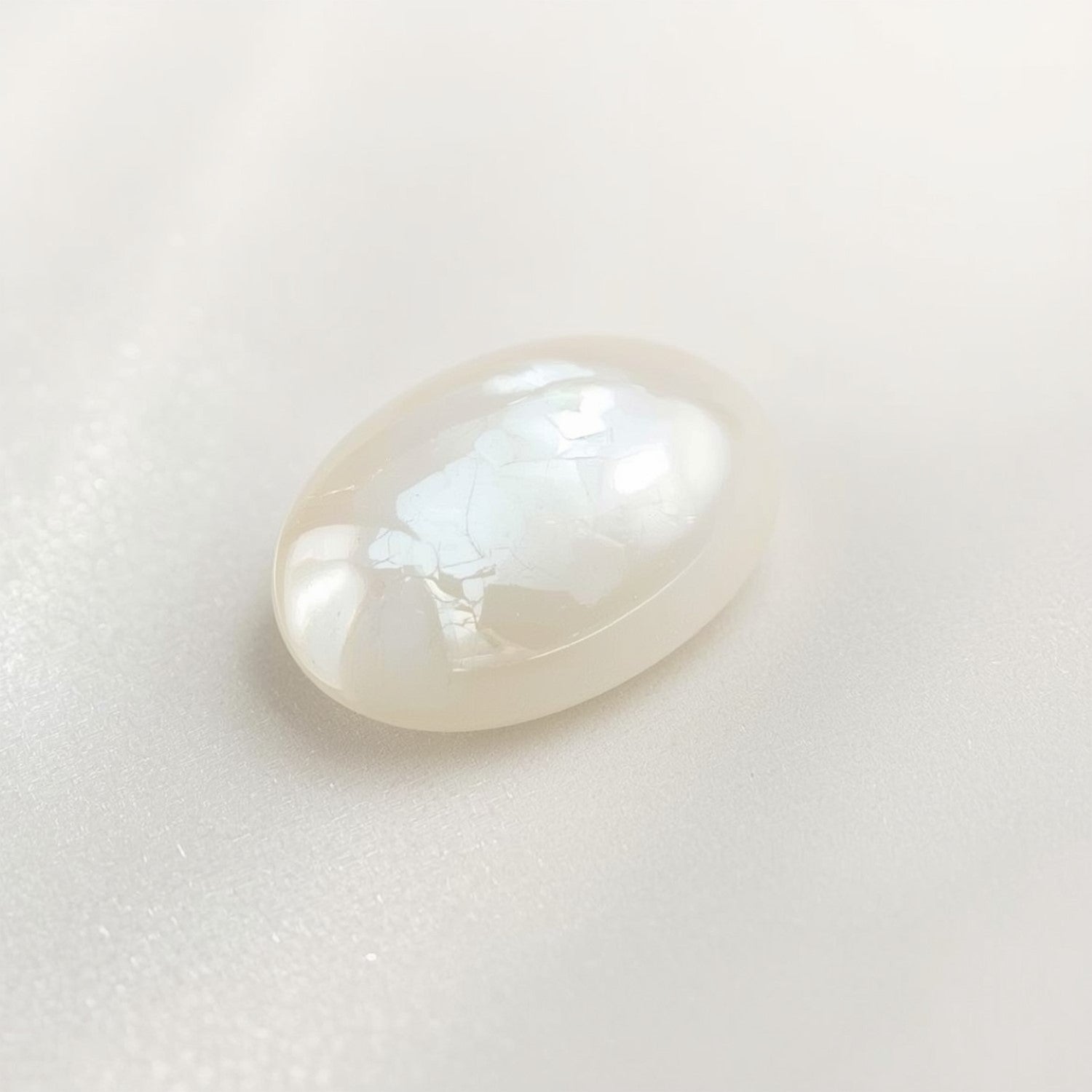 White Pearl  1PC Medium 8x10 MM Oval Cabochon White Splendid Precious Semi Precious Gemstone Huvudsaklig produktbild