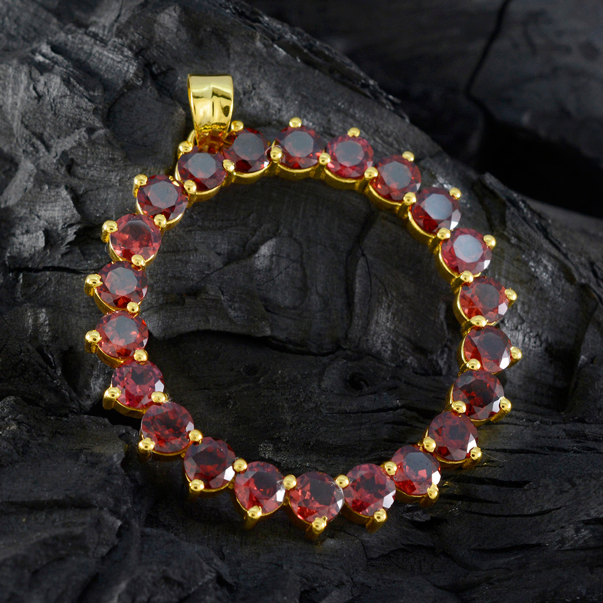 Riyo Alluring Gems runder facettierter roter Granat-Anhänger aus massivem Silber, Geschenk für Karfreitag