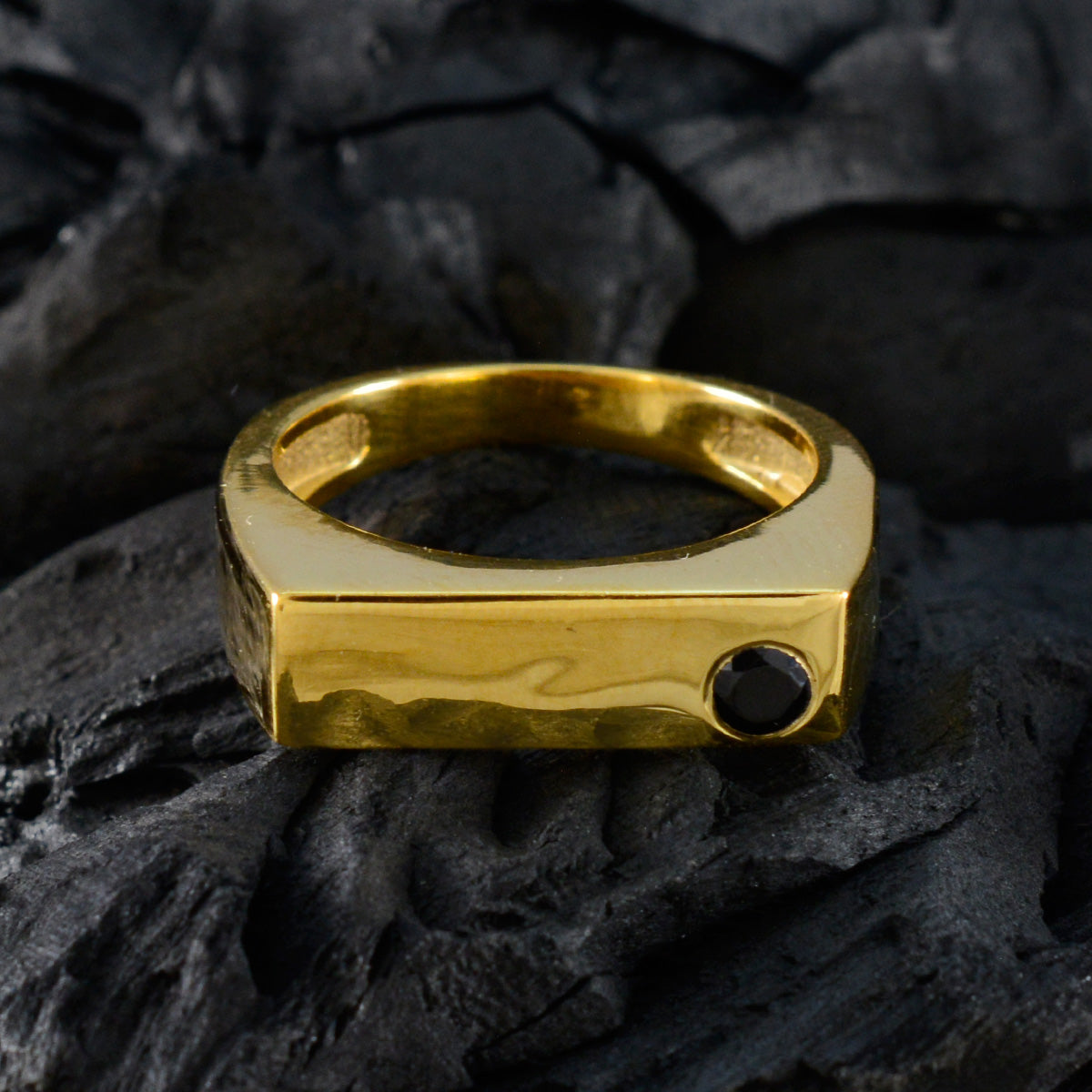 Riyo Perfekter Silberring mit Gelbgoldbeschichtung, blauer Saphirstein, runde Form, Lünettenfassung, stilvoller Schmuck, Black-Friday-Ring