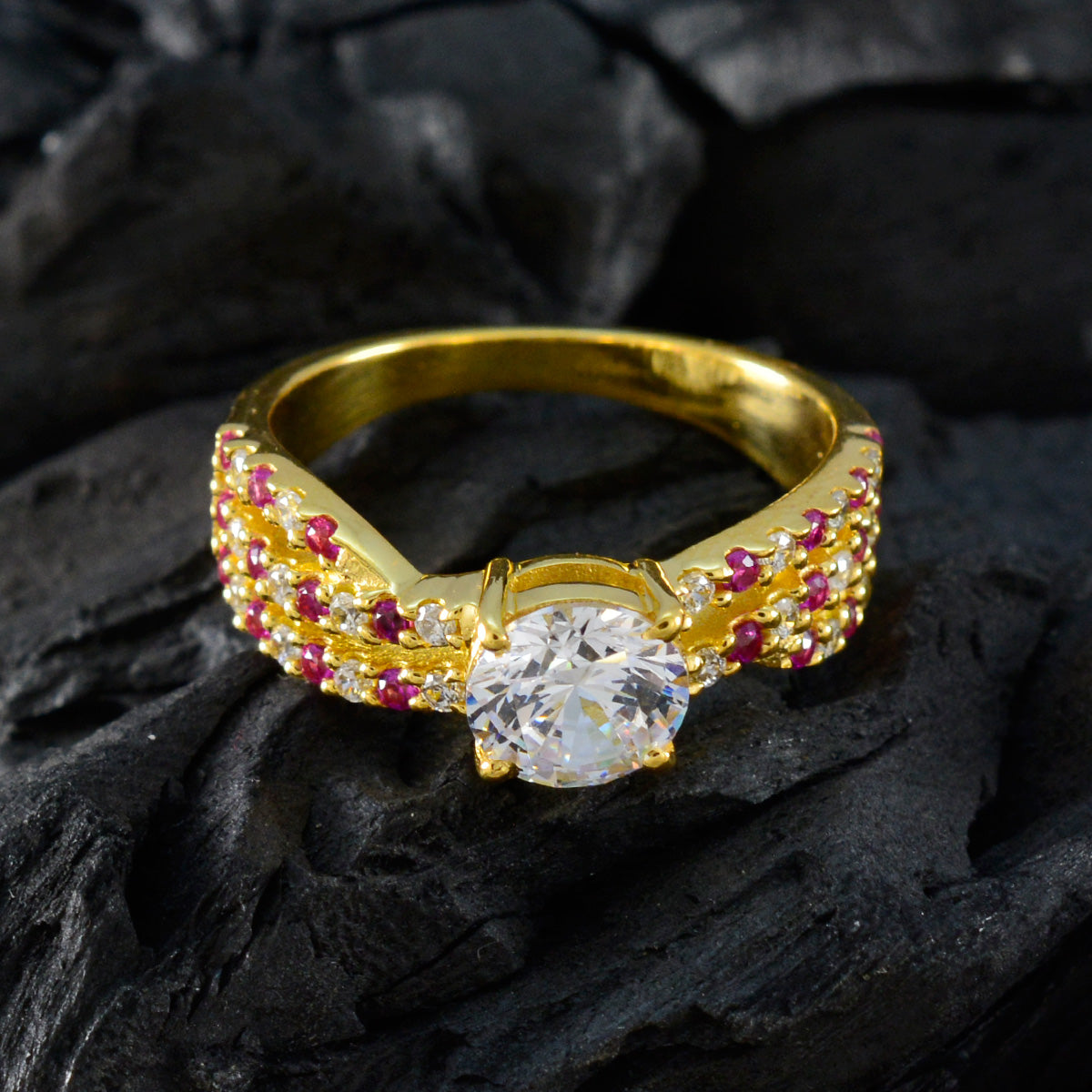 riyo anpassad silverring med gul guldplätering rubin cz sten rund form förlovningsring
