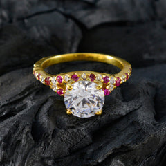 riyo attraente anello in argento con placcatura in oro giallo con rubino e pietra cz a forma rotonda con montatura a griffe