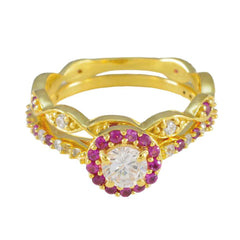 Anillo de plata a granel riyo con anillo con engaste de punta de forma redonda de piedra de rubí cz chapado en oro amarillo