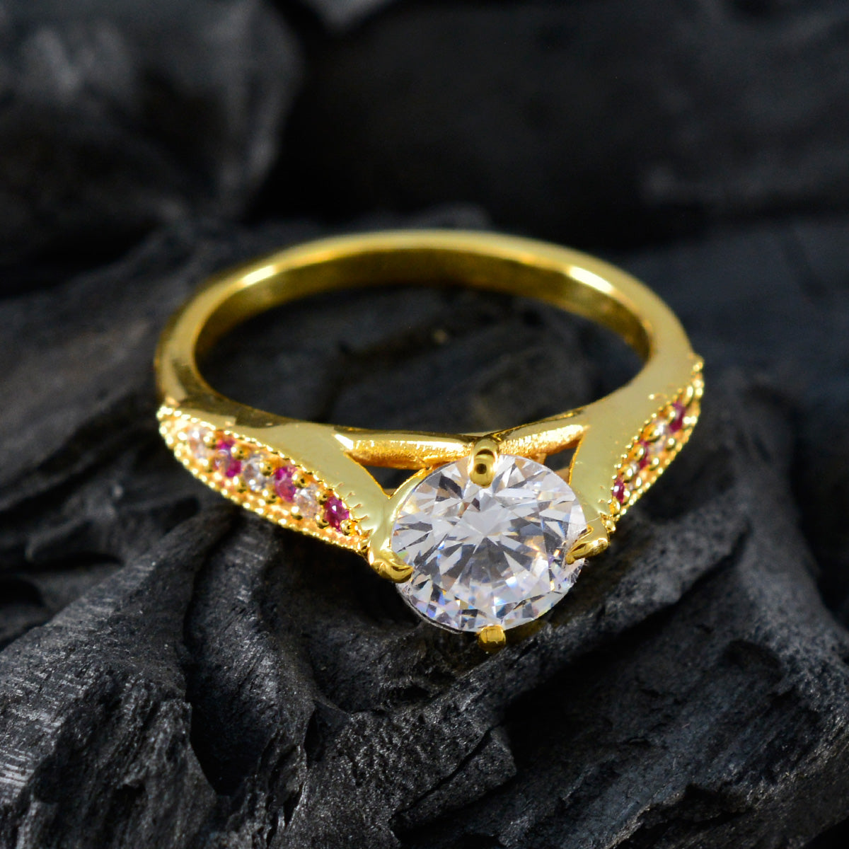 Encantador anillo de plata riyo con anillo de compromiso con forma redonda de piedra de rubí cz chapado en oro amarillo