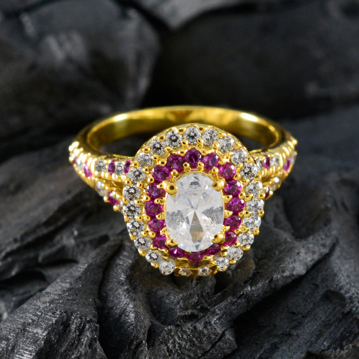 Anillo de plata deseable riyo con anillo con engaste de punta de forma ovalada de piedra de rubí cz chapado en oro amarillo