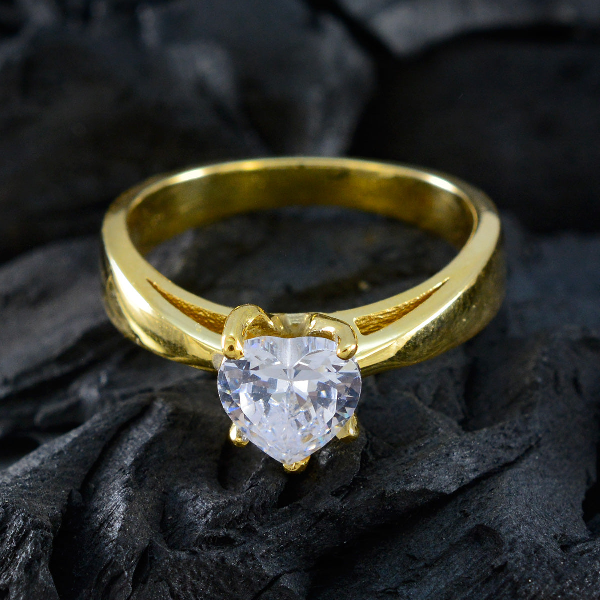 Elegante anillo de plata riyo con anillo con engaste de punta en forma de corazón de piedra cz blanca chapado en oro amarillo