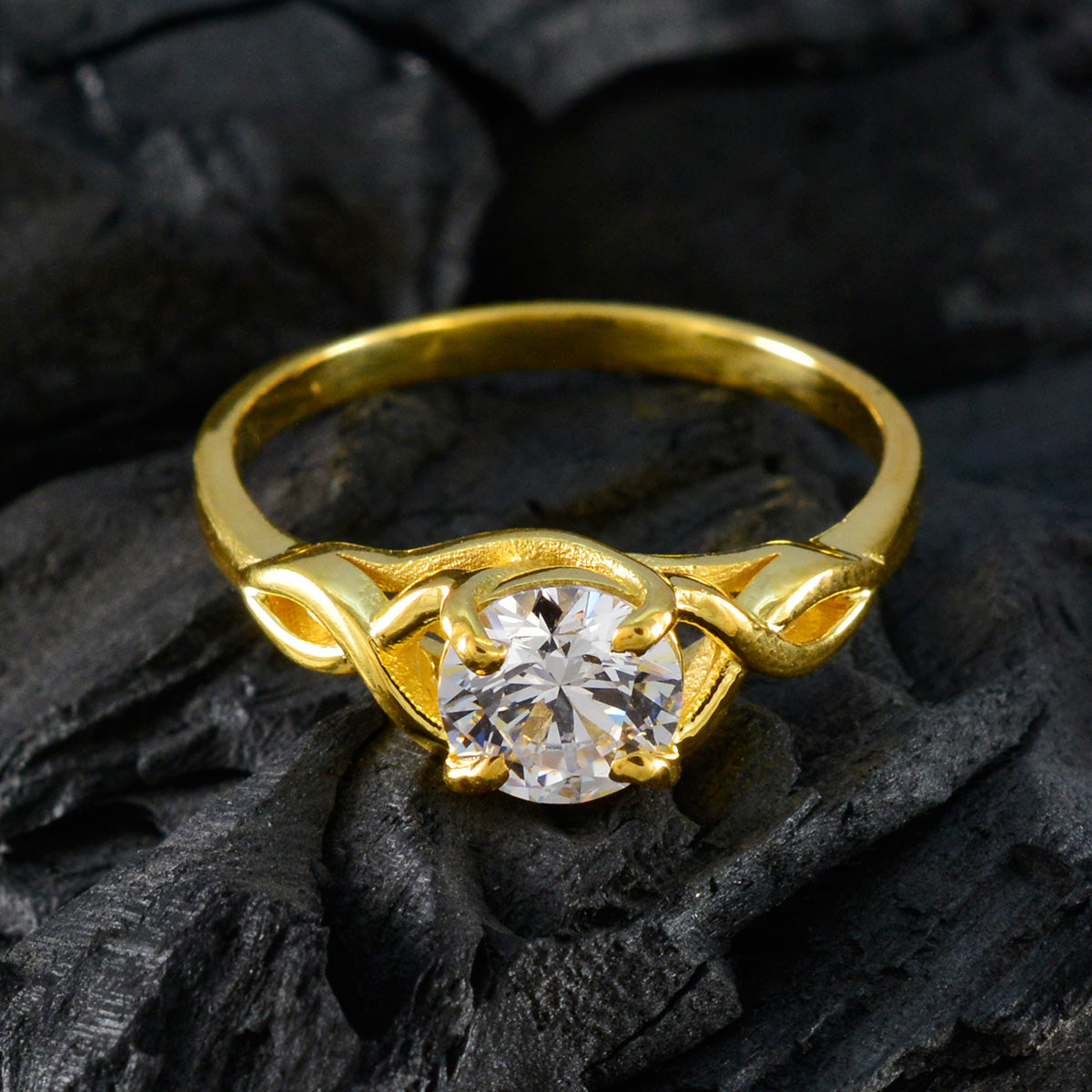 Anillo de plata con piedras preciosas riyo con anillo con engaste de punta de forma redonda de piedra cz blanca chapado en oro amarillo