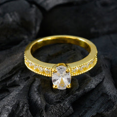 Riyo Quantitativer Silberring mit gelber Vergoldung, ovaler Ring mit Krappenfassung und weißem CZ-Stein