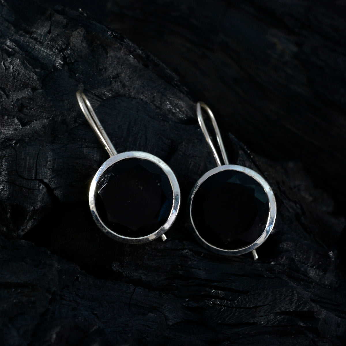 Riyo Himmlischer Sterlingsilber-Ohrring für Damen, schwarzer Onyx-Ohrring, Lünettenfassung, schwarzer Ohrring, baumelnder Ohrring