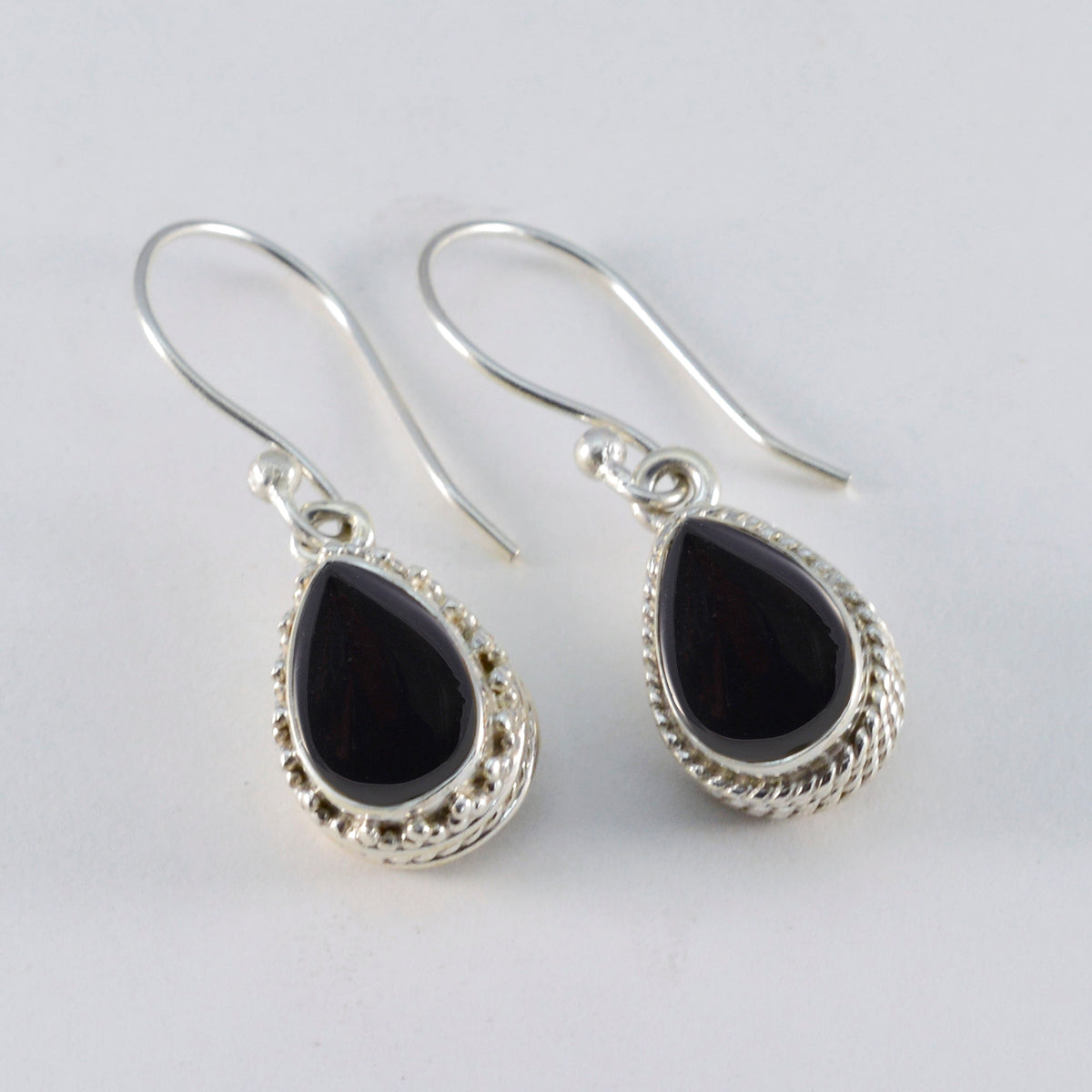 Riyo Ästhetischer Sterlingsilber-Ohrring für Damen, schwarzer Onyx-Ohrring, Lünettenfassung, schwarzer Ohrring, baumelnder Ohrring