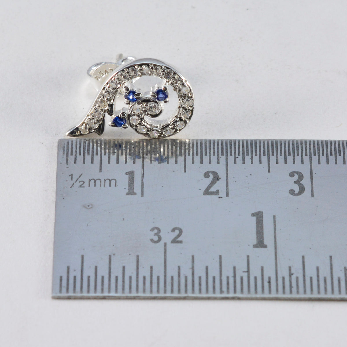Riyo Gut aussehender 925er Sterlingsilber-Ohrring für Frau, blauer Saphir, CZ-Ohrring, Lünettenfassung, blauer Ohrring-Ohrstecker
