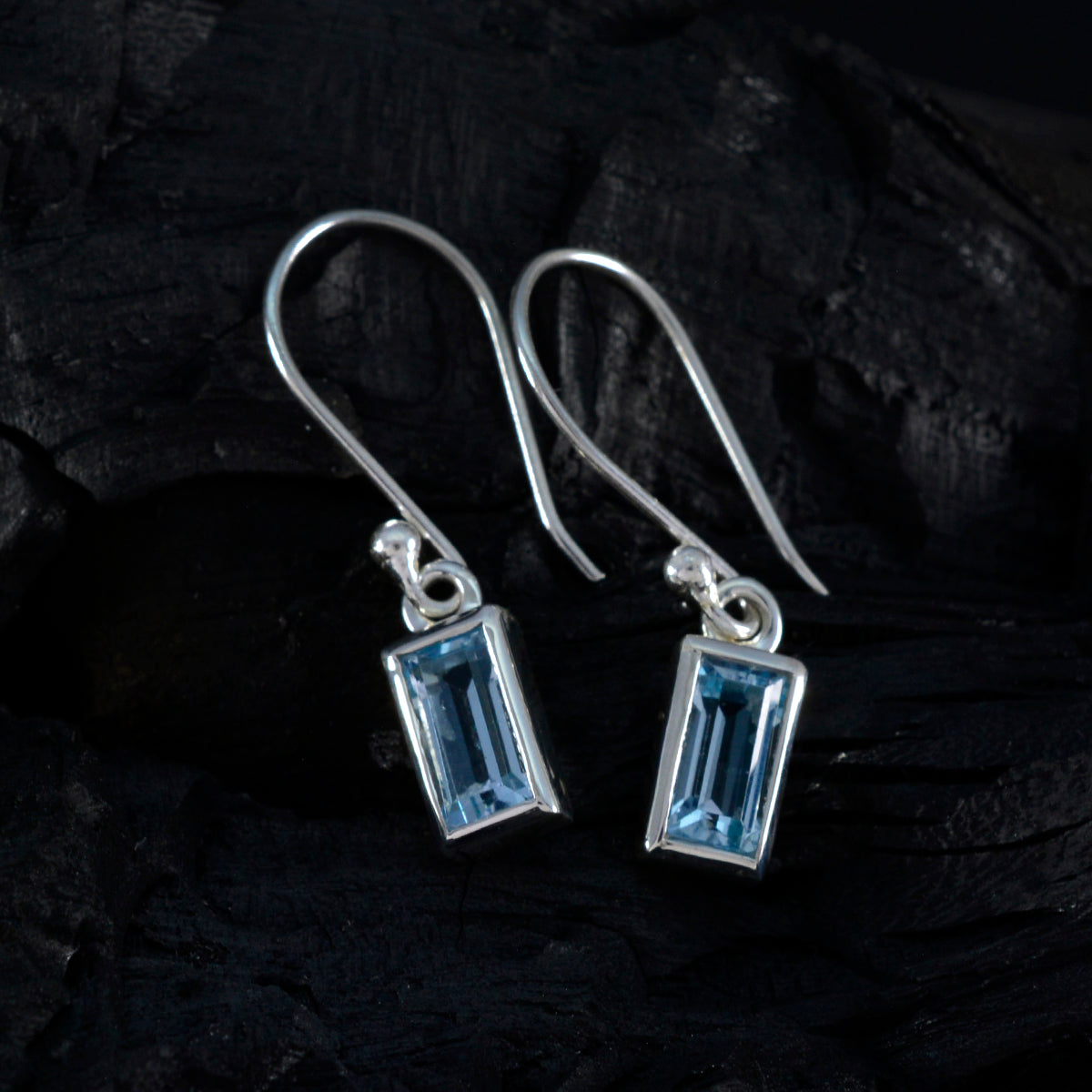 Riyo Engagierender 925er Sterlingsilber-Ohrring für Damen, blauer Topas-Ohrring, Lünettenfassung, blauer Ohrring, baumelnder Ohrring