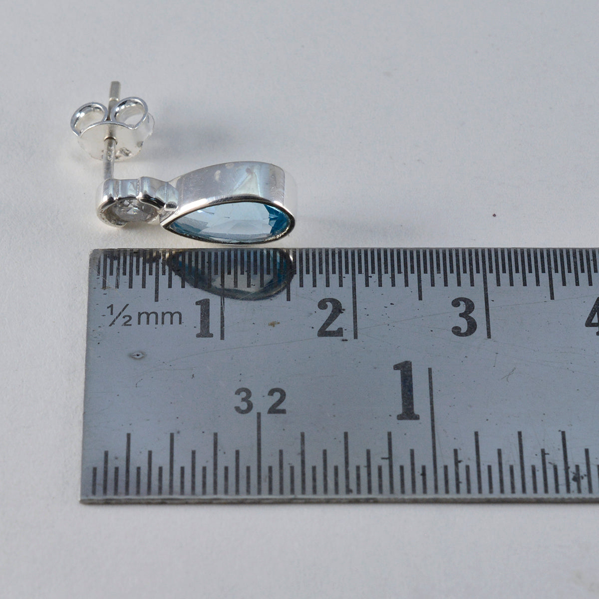 Riyo Spunky 925 Sterling zilveren oorbel voor dame Blue Topaz Earring Bezel Setting Blue Earring Stud Earring
