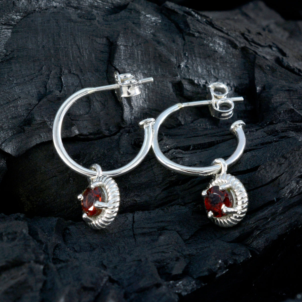 Riyo Göttlicher Sterlingsilber-Ohrring für Damen, Granat-Ohrring, Lünettenfassung, roter Ohrring, baumelnder Ohrring