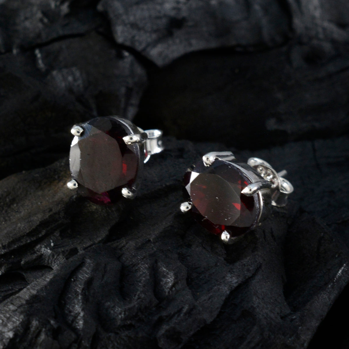 Riyo Smashing Sterling Silber Ohrring für Schwester Granat Ohrring Lünette Fassung Roter Ohrring Ohrstecker