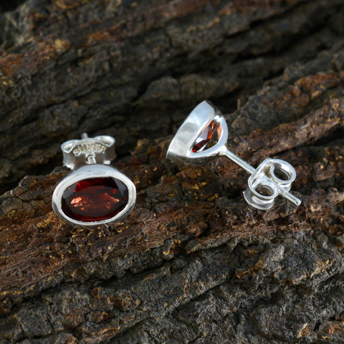 Riyo Ästhetischer 925er Sterlingsilber-Ohrring für Mädchen, Granat-Ohrring, Lünettenfassung, roter Ohrring-Bolzen-Ohrring