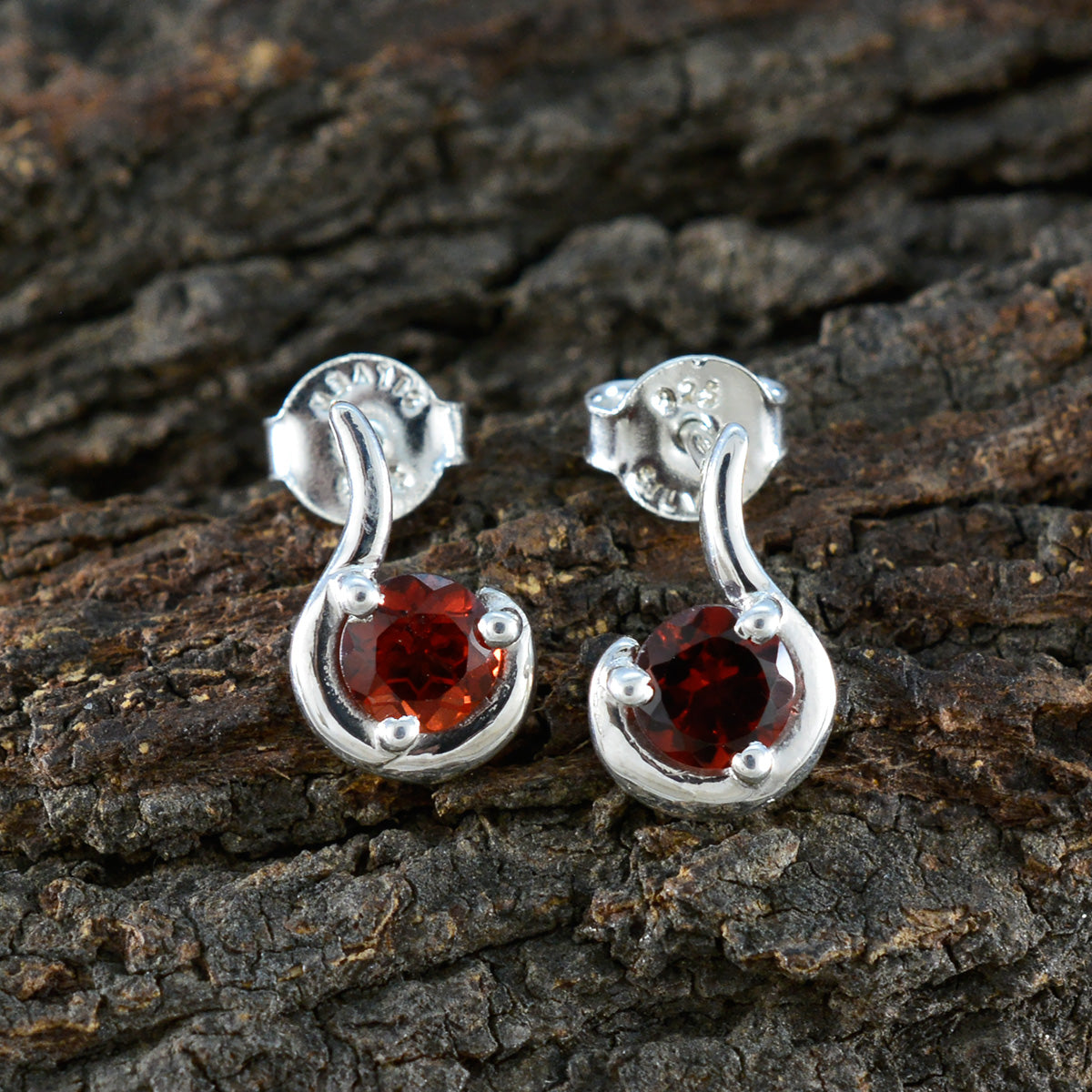 Riyo Entzückender Sterling Silber Ohrring für Demoiselle Granat Ohrring Lünette Fassung Roter Ohrring Ohrstecker