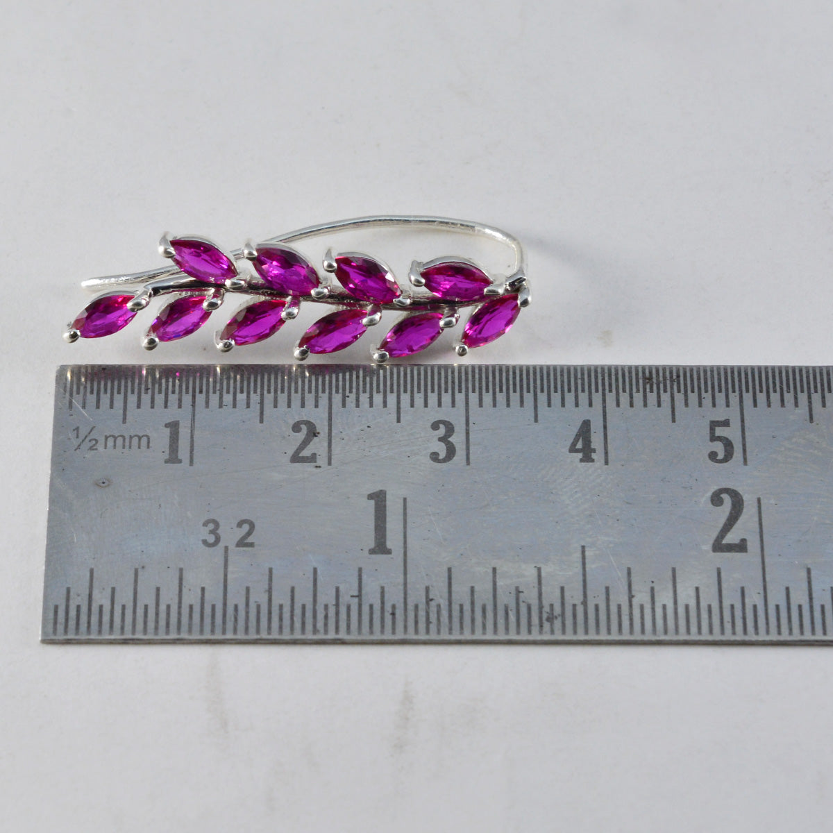 Riyo Ästhetischer Sterlingsilber-Ohrring für Mädchen, rosa CZ-Ohrring, Zargenfassung, rosa Ohrring, Ohr-Stulpe-Ohrring