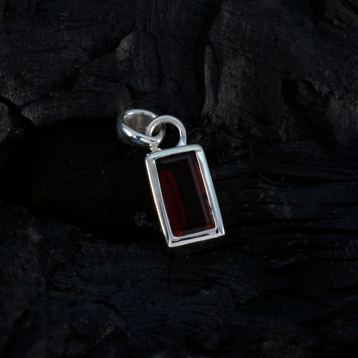Riyo Splendide gemme baguette con granato rosso sfaccettato, ciondolo in argento massiccio, regalo per la domenica di Pasqua