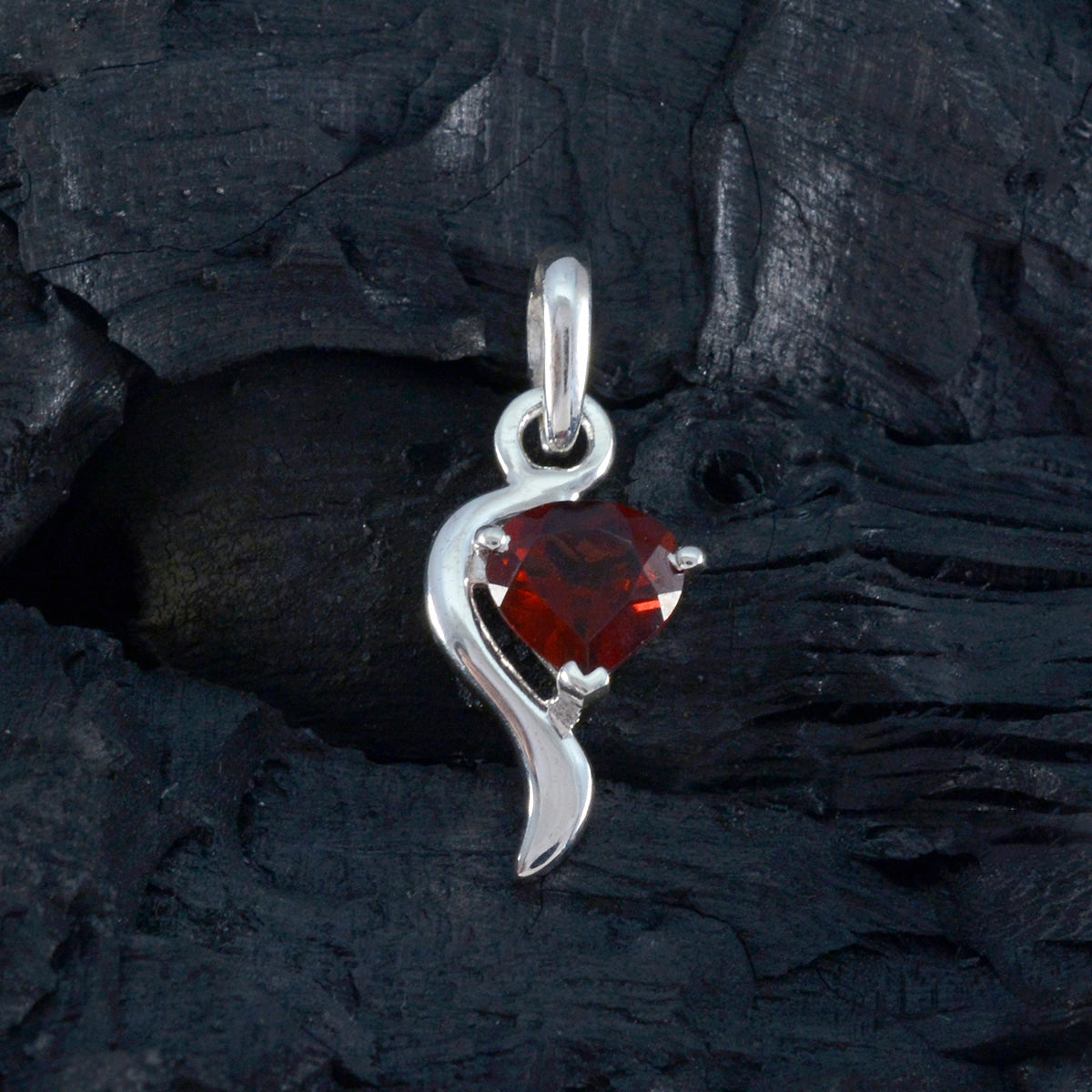 Riyo valiente piedra preciosa corazón facetado granate rojo colgante de plata esterlina regalo para mujeres