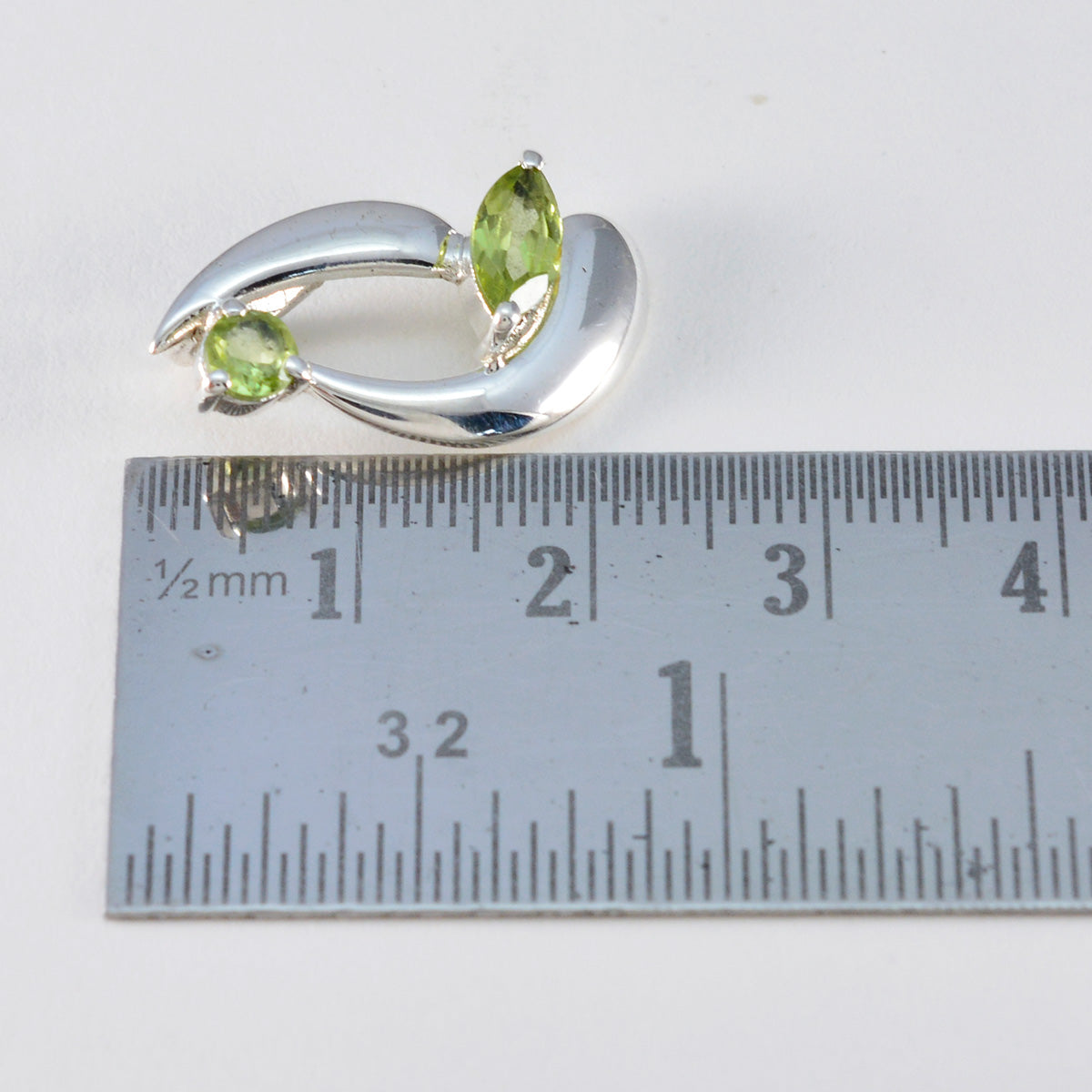 Riyo Decorative Gems Multi Facettierter grüner Peridot-Silberanhänger als Geschenk zum zweiten Weihnachtsfeiertag