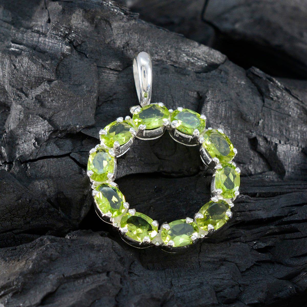 Riyo Ravishing Gems Oval facettierter grüner Peridot-Silberanhänger, Geschenk für Ehefrau