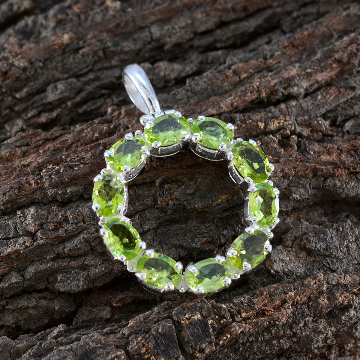 Riyo Ravishing Gems Oval facettierter grüner Peridot-Silberanhänger, Geschenk für Ehefrau