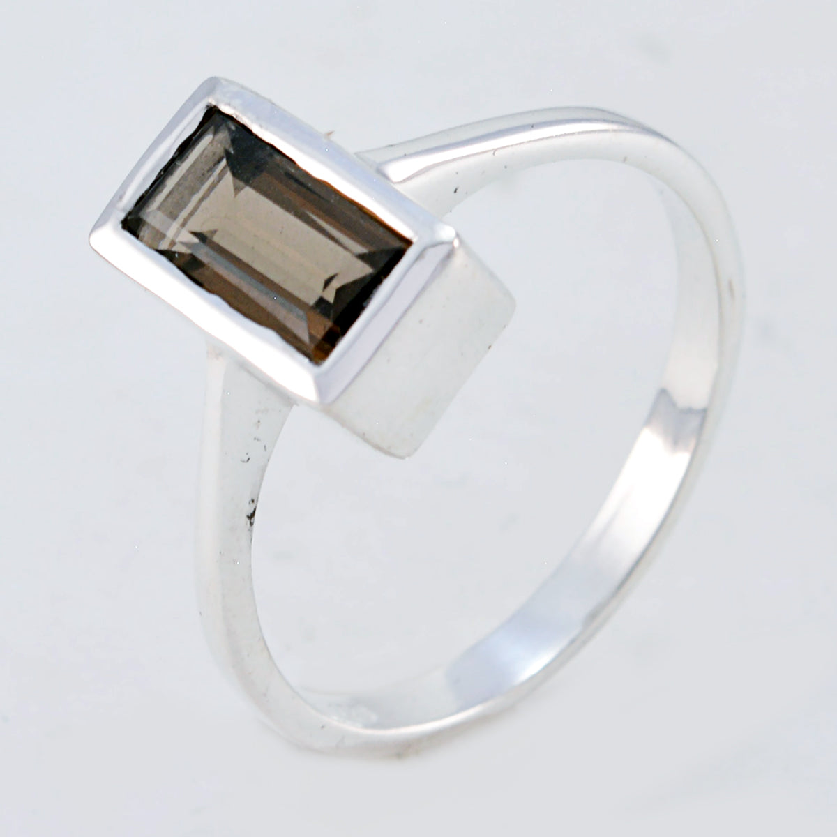 mostra di gioielli con anelli in argento 925 con pietra delicata riyo e quarzo fumé