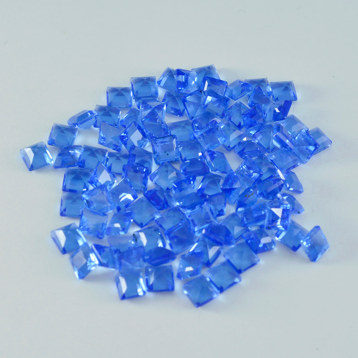 Riyogems 1 Stück blauer Saphir, CZ, facettiert, 4 x 4 mm, quadratische Form, A1-Qualität, loser Stein