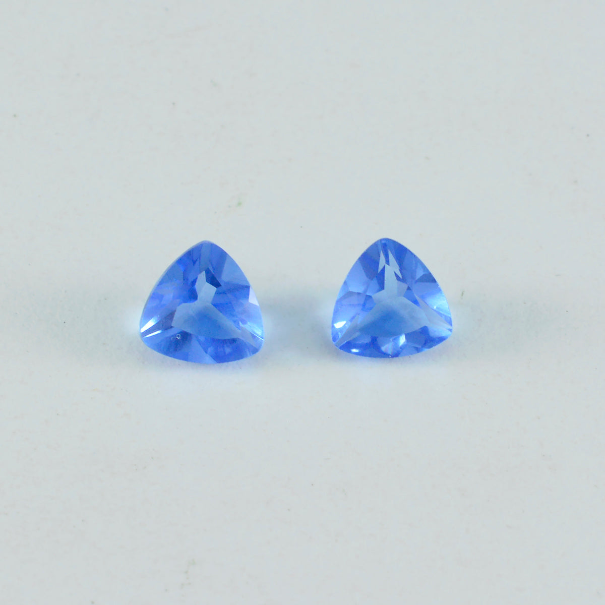 Riyogems 1pc saphir bleu cz facettes 11x11mm forme trillion pierre de qualité impressionnante