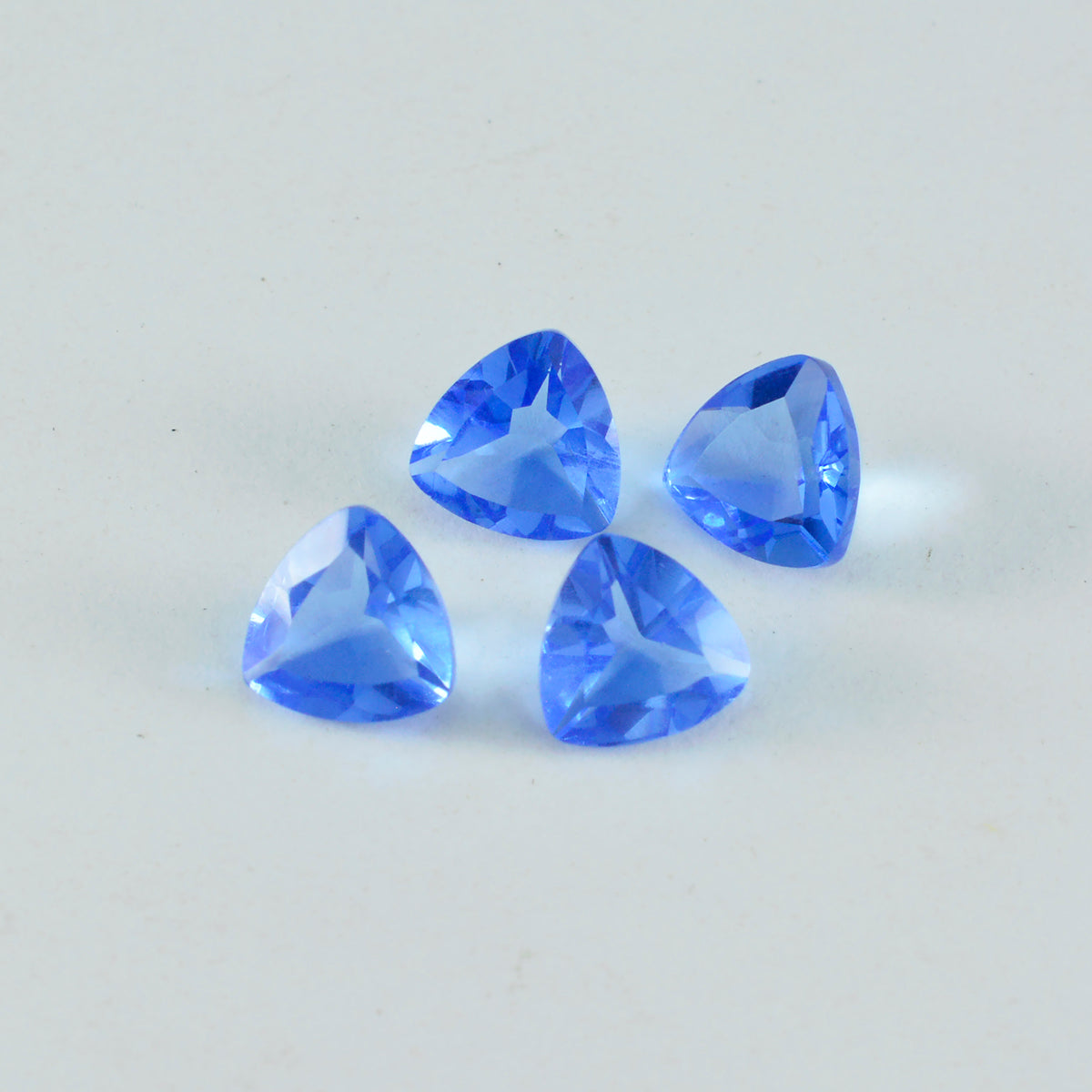 Riyogems 1pc saphir bleu cz facettes 15x15mm forme trillion une pierre en vrac de qualité