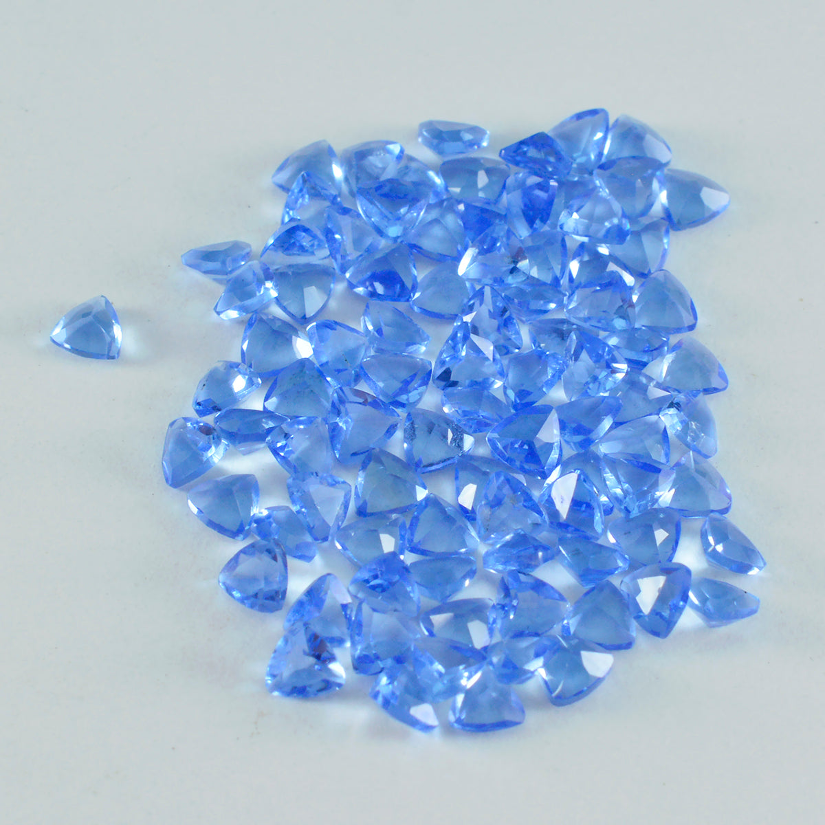 Riyogems 1 Stück blauer Saphir, CZ, facettiert, 4 x 4 mm, Billionenform, hübscher Qualitätsedelstein