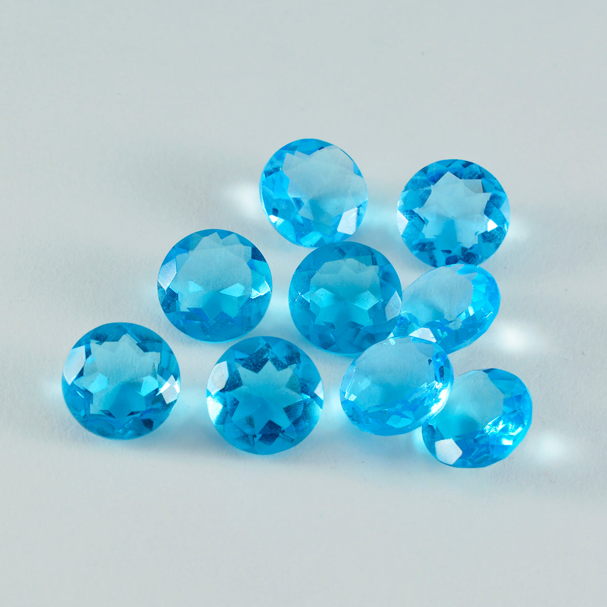Riyogems 1PC Blue Topaz CZ gefacetteerd 10x10 mm ronde vorm AA-kwaliteit edelstenen