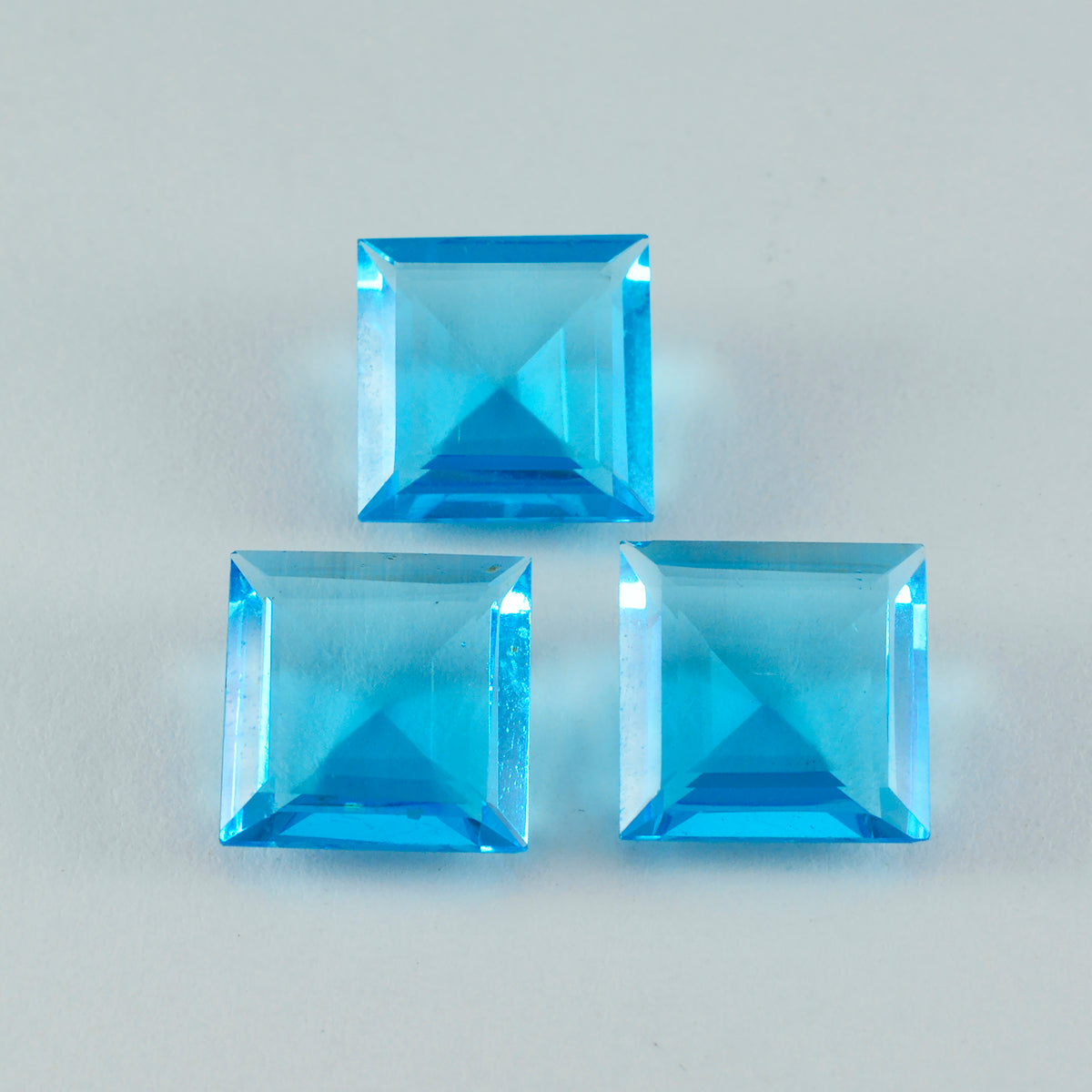 Riyogems 1 pieza Topacio Azul CZ facetado 15x15mm forma cuadrada piedra de calidad bonita