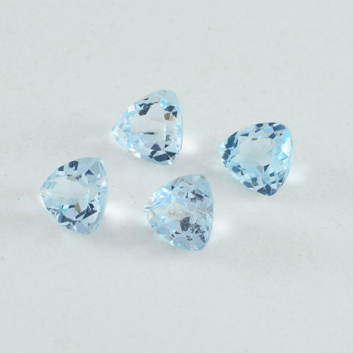 Riyogems 1 pièce de topaze bleue naturelle à facettes 7x7mm en forme de trillion de belles pierres précieuses en vrac de qualité