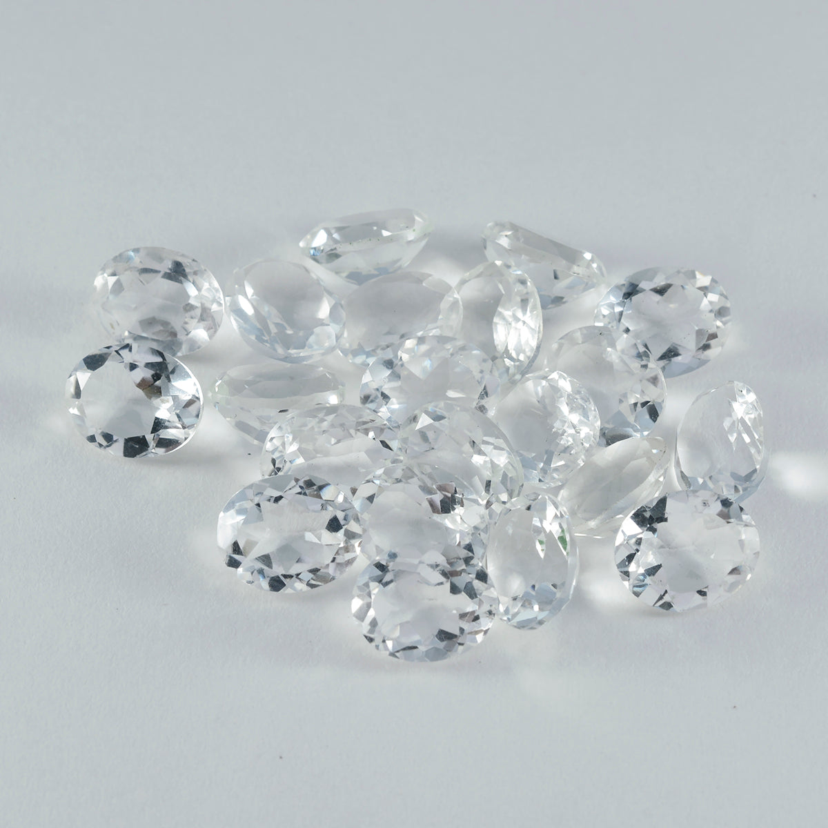 Riyogems 1 Stück weißer Kristallquarz, facettiert, 5 x 7 mm, ovale Form, hübscher Qualitäts-Edelstein