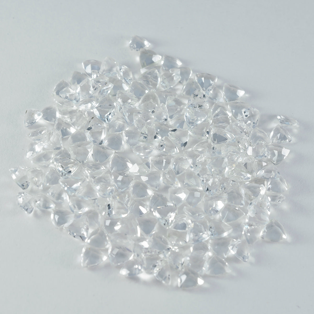 Riyogems 1 Stück weißer Kristallquarz, facettiert, 5 x 5 mm, Trillionenform, wunderbare Qualitätsedelsteine