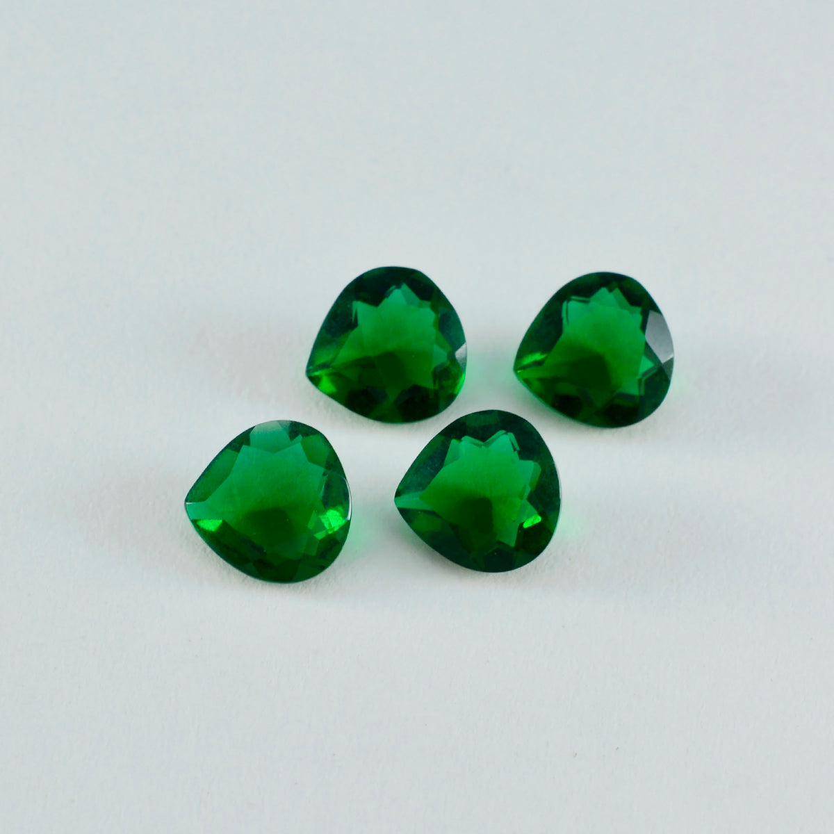 Riyogems 1 pièce émeraude verte cz facettée 6x6mm en forme de cœur, gemme de qualité étonnante