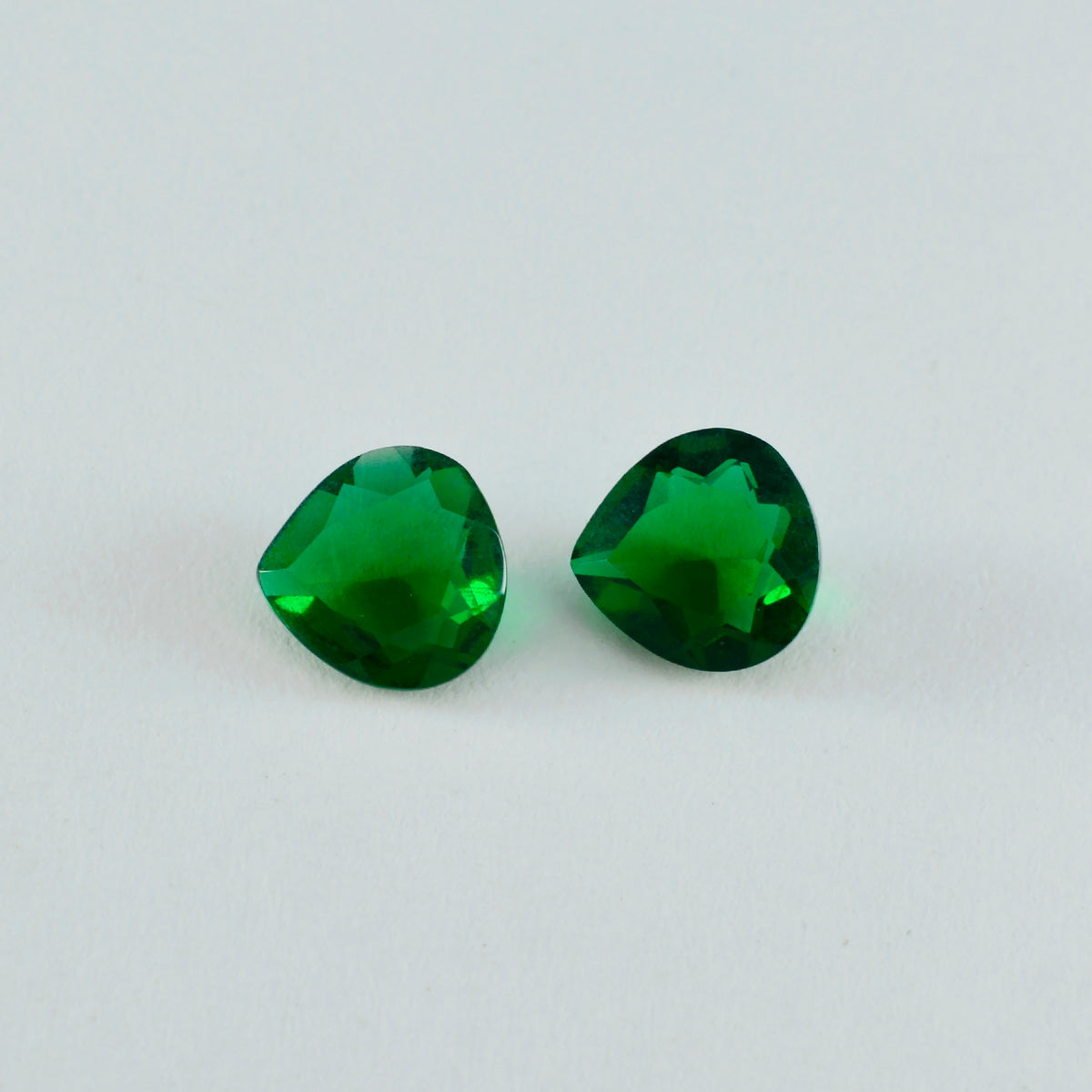 Riyogems 1 pieza Esmeralda verde CZ facetada 8x8mm forma de corazón piedra de calidad hermosa