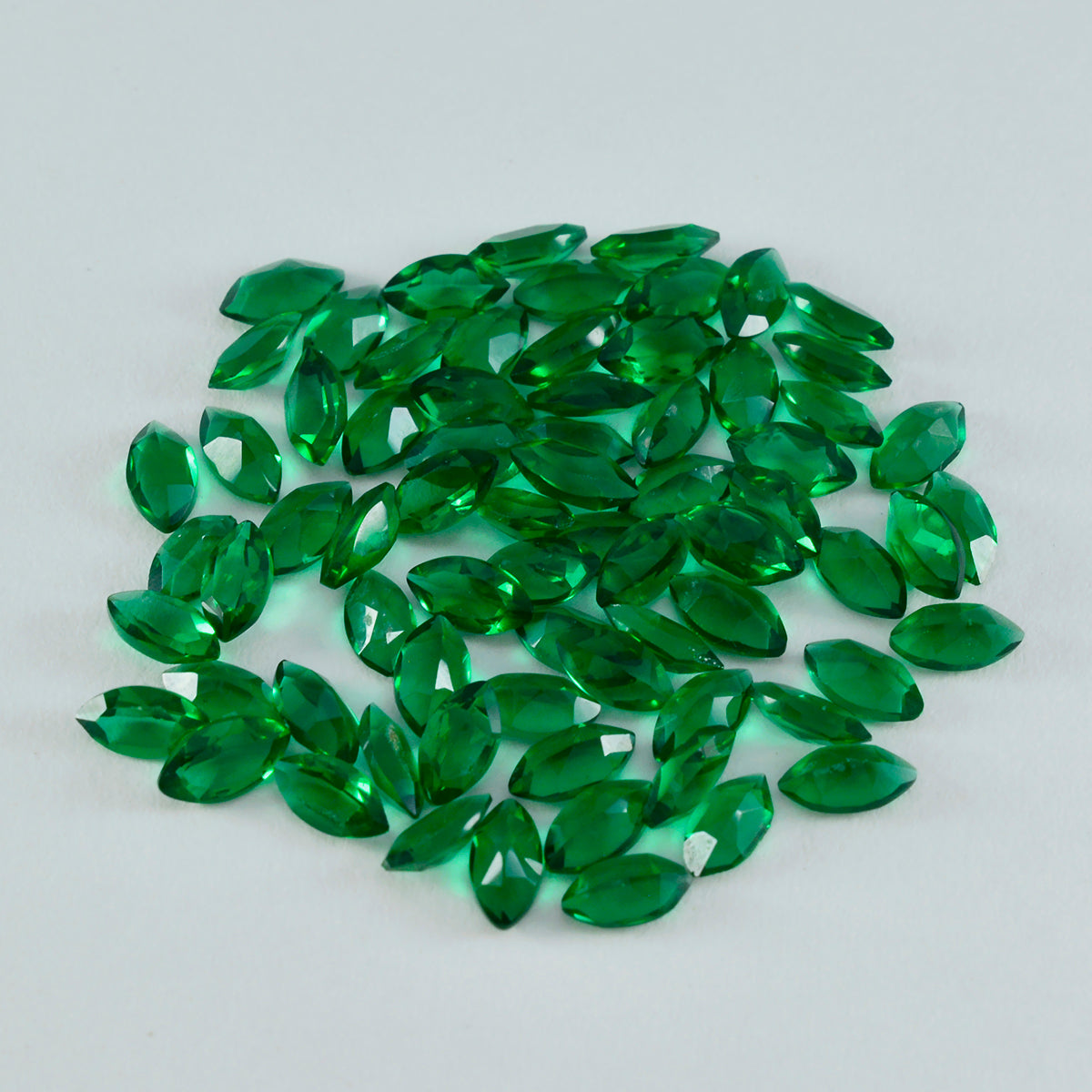 Riyogems 1 Stück grüner Smaragd, CZ, facettiert, 2 x 4 mm, Marquise-Form, Edelstein von erstaunlicher Qualität