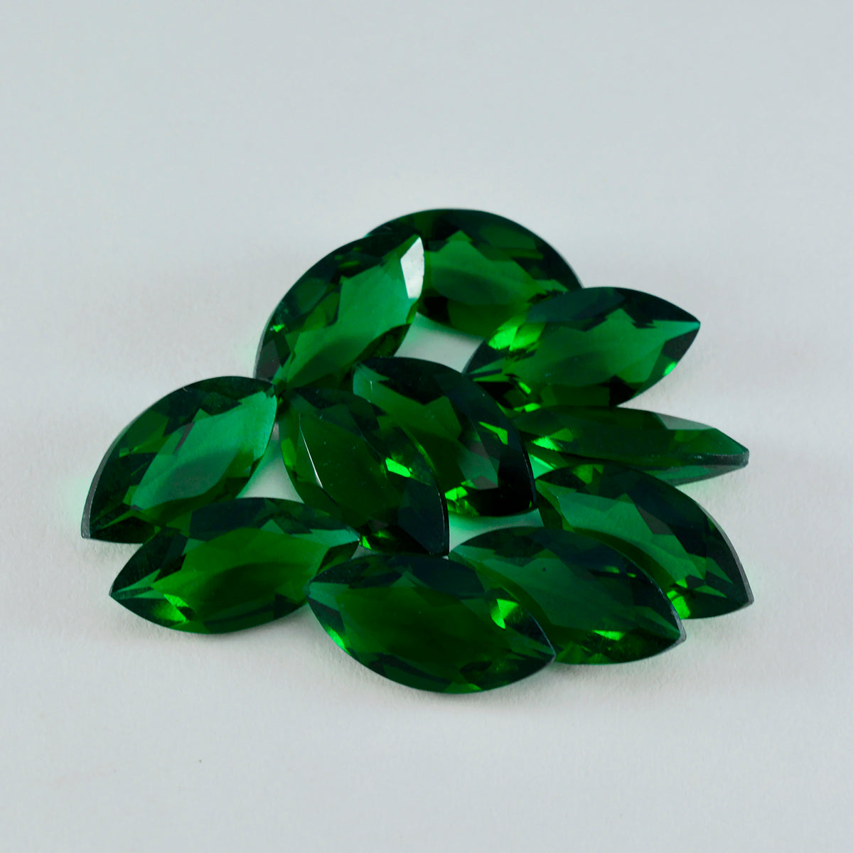 Riyogems 1 Stück grüner Smaragd, CZ, facettiert, 7 x 14 mm, Marquise-Form, A+-Qualitäts-Edelstein