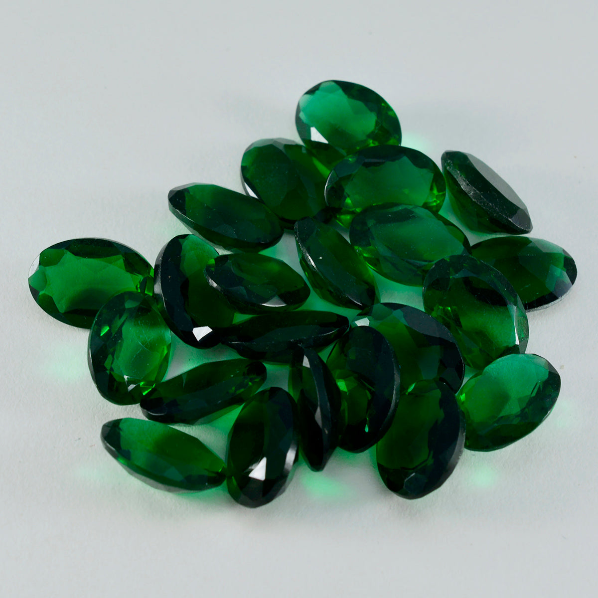 riyogems 1 st grön smaragd cz fasetterad 8x10 mm oval form snygga kvalitetsädelstenar