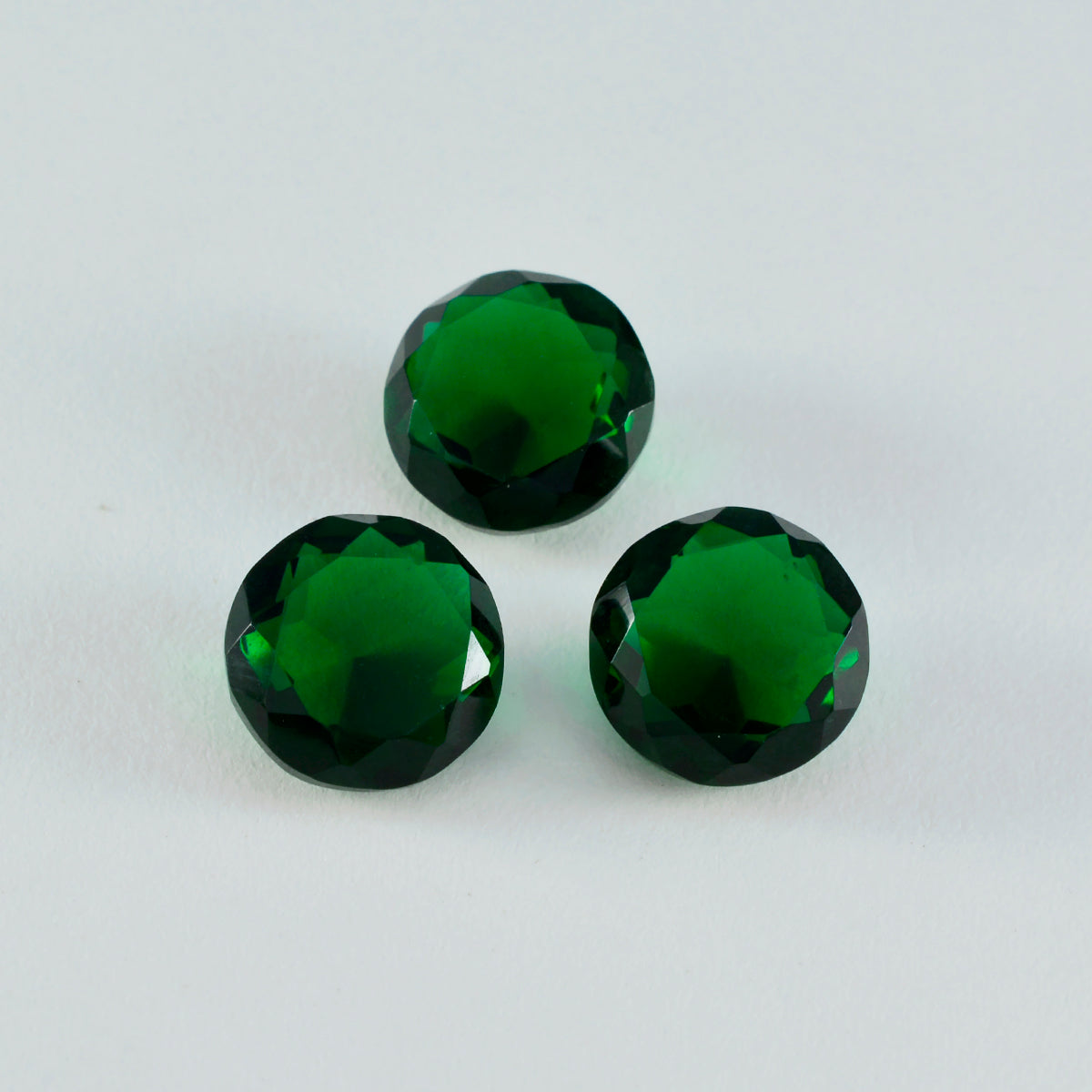 Riyogems 1 pieza verde esmeralda CZ facetada 15x15 mm forma redonda piedra preciosa de calidad atractiva