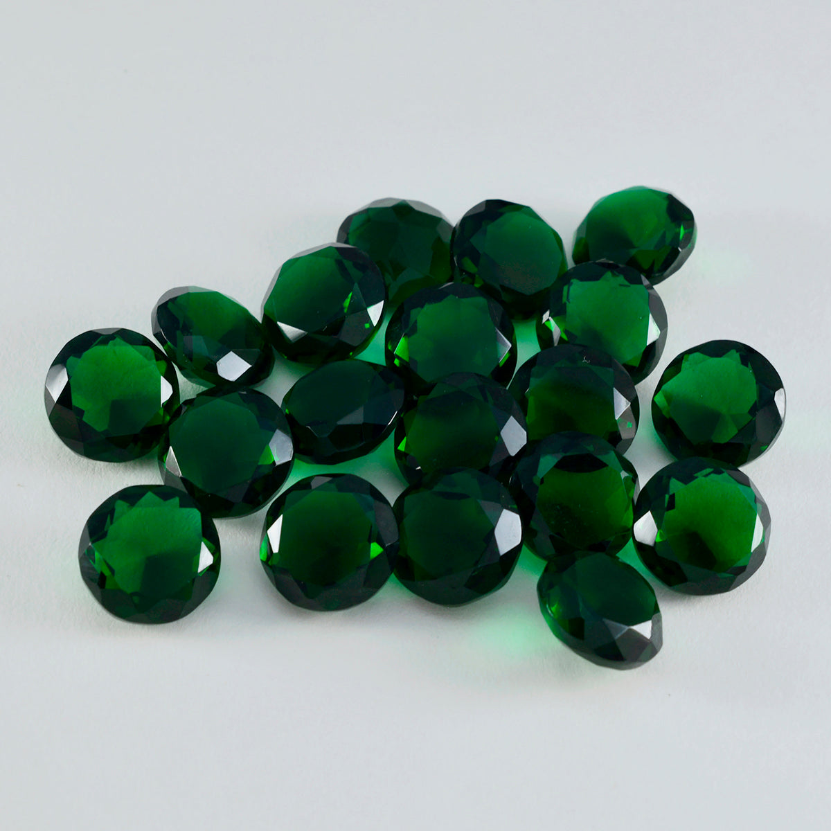 riyogems 1 st grön smaragd cz fasetterad 6x6 mm rund form en kvalitetssten
