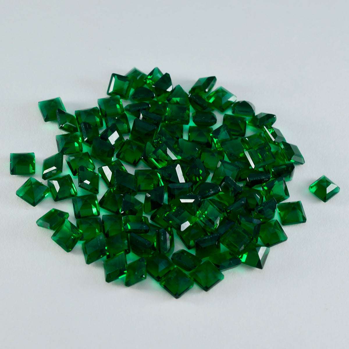 Riyogems 1 Stück grüner Smaragd, CZ, facettiert, 3 x 3 mm, quadratische Form, hübscher, hochwertiger, loser Edelstein