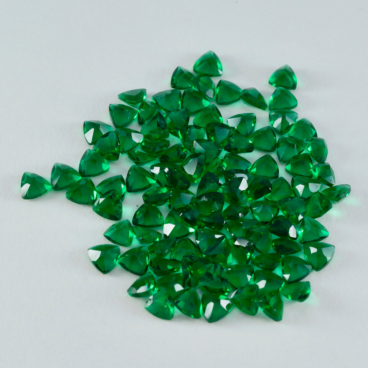 Riyogems 1 pièce émeraude verte cz à facettes 5x5mm forme trillion pierre de superbe qualité