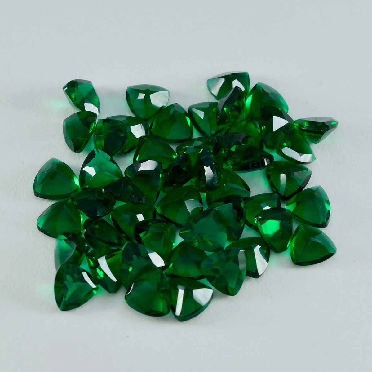 Riyogems 1 pièce émeraude verte cz à facettes 7x7mm forme trillion beauté qualité pierre précieuse en vrac
