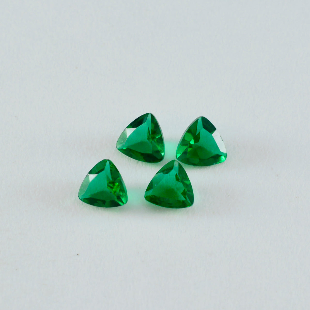 Riyogems 1 Stück grüner Smaragd, CZ, facettiert, 8 x 8 mm, Billionenform, erstaunliche Qualität, lose Edelsteine