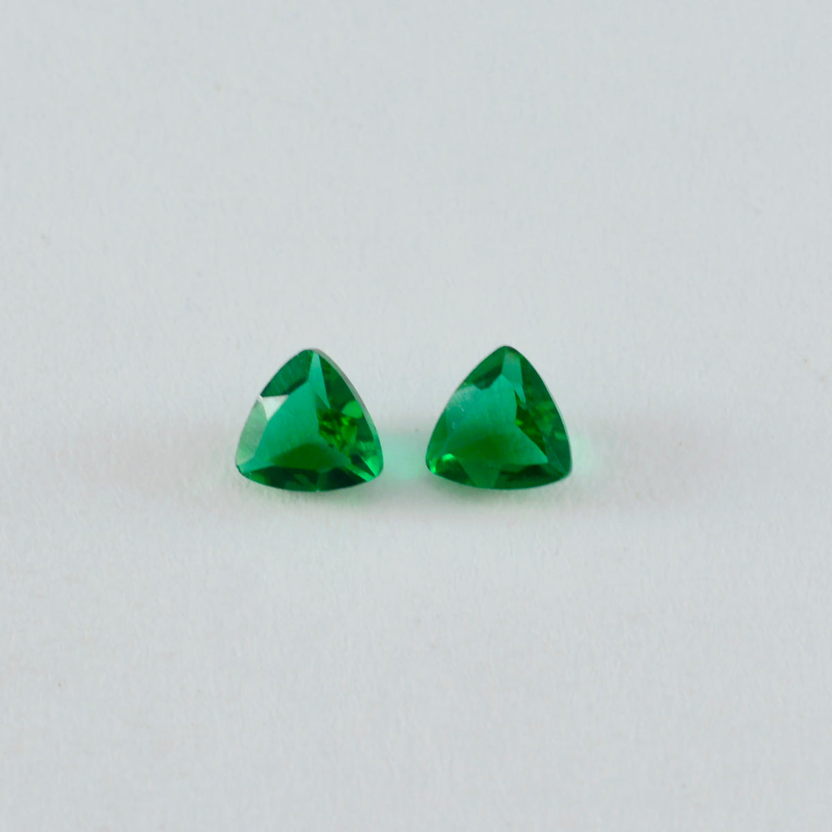 Riyogems 1 pieza de esmeralda verde CZ facetada de 10x10 mm con forma de trillón, una piedra preciosa suelta de calidad